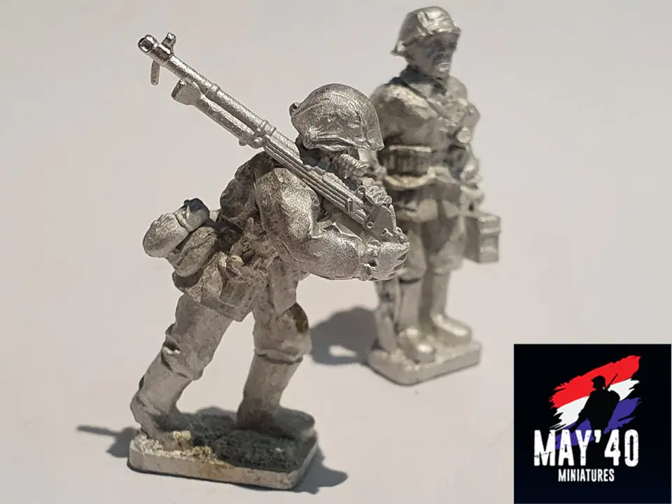 M40SS-SUP-05 Early War SS Pzbchs39 team moving
