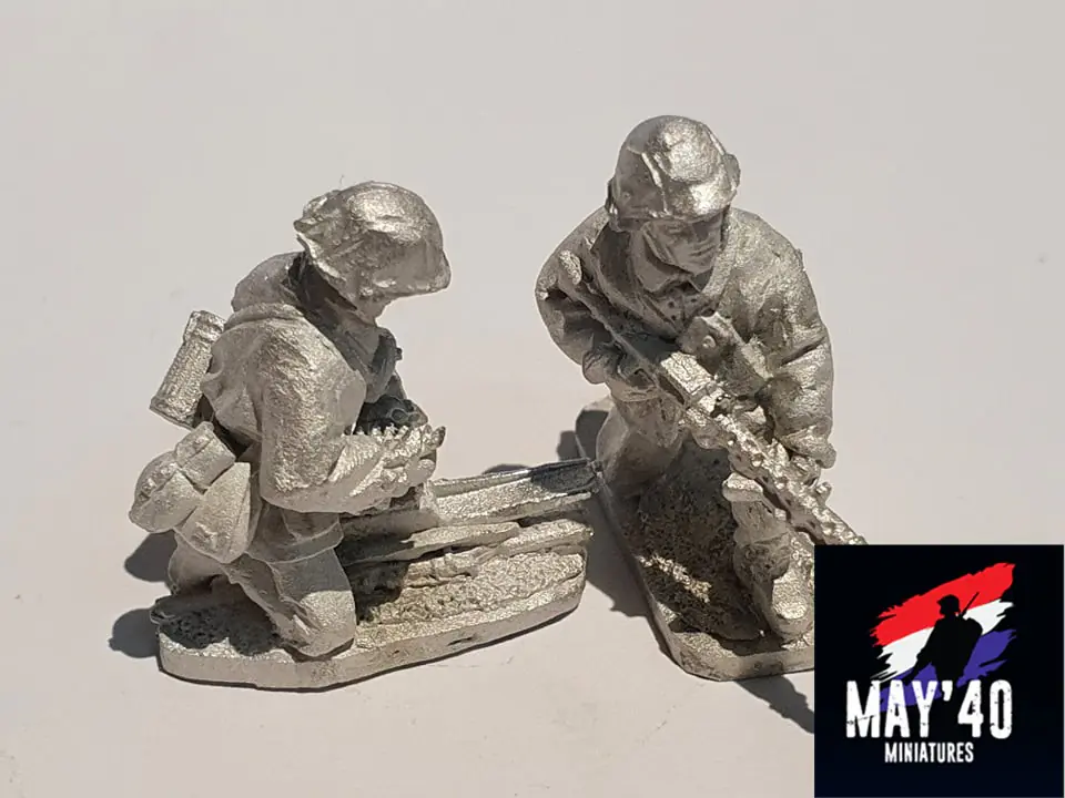 M40SS-INF-02 Early War SS squad with mg34 team kneeling