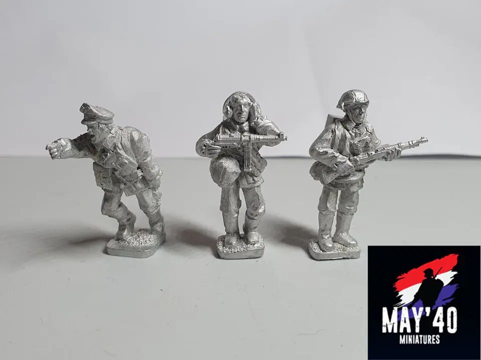 M40SS-CMD-01 Early War SS officer with radio set