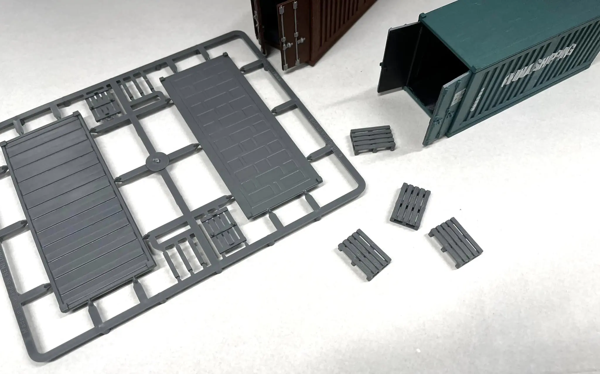 Shipping containers (20 FT) & pallets 10 sets - Image 3