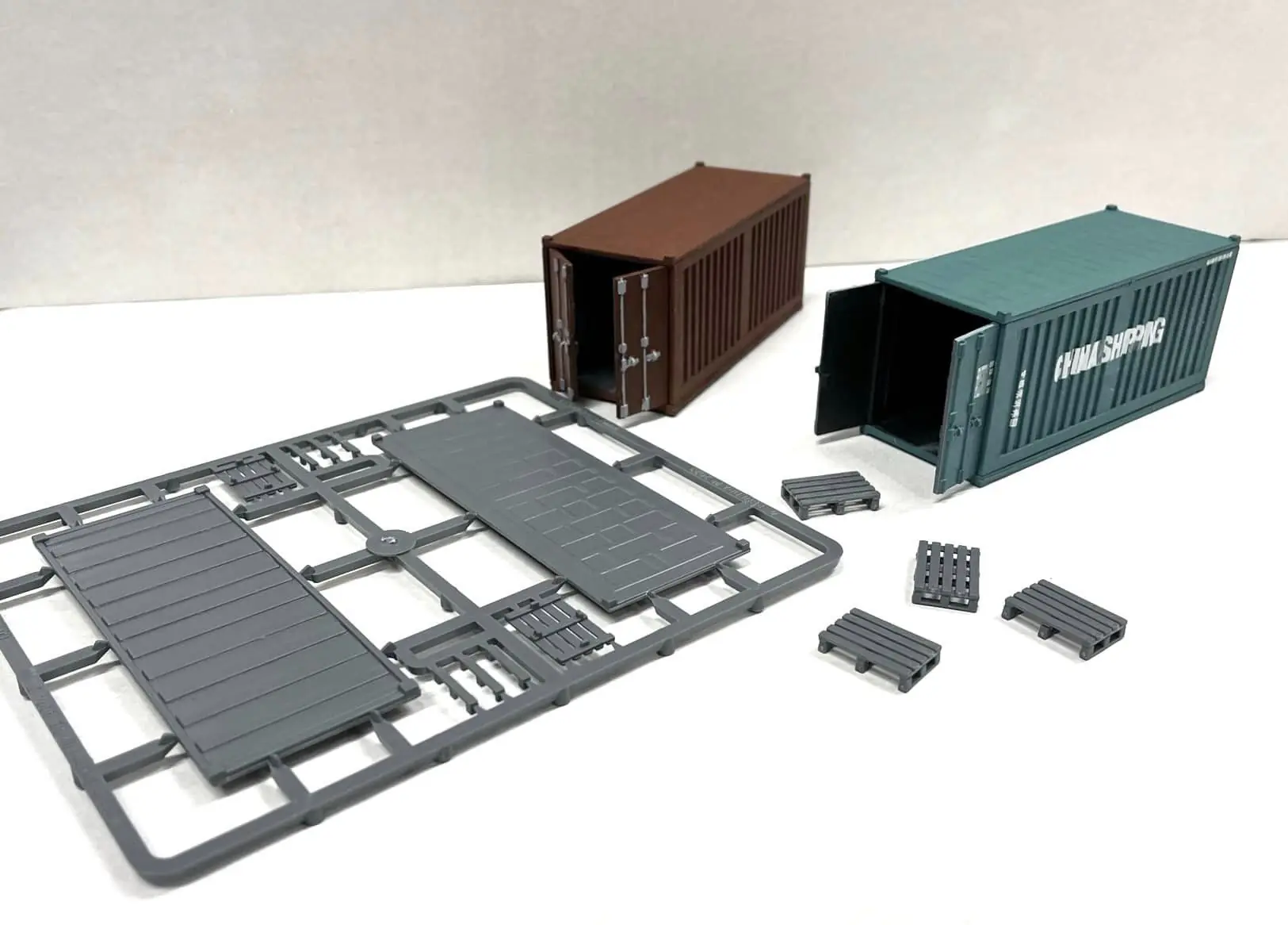 Shipping containers (20 FT) & pallets 10 sets