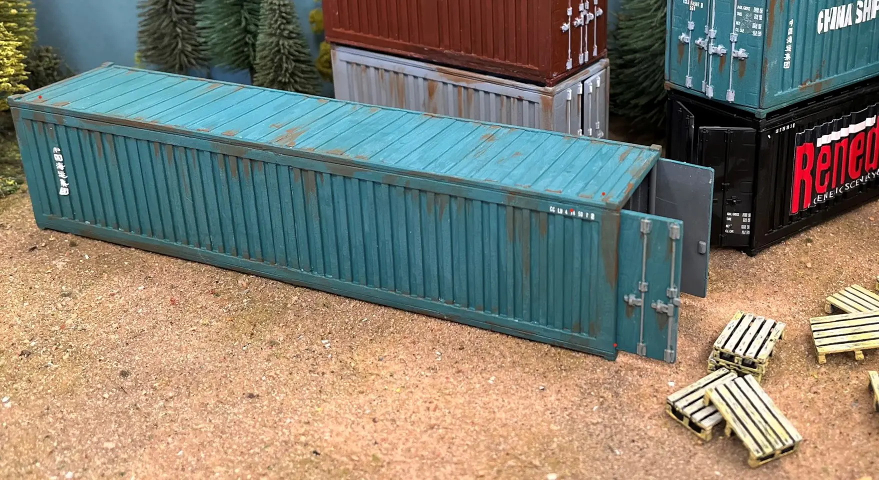 Shipping container (40 FT) & pallets