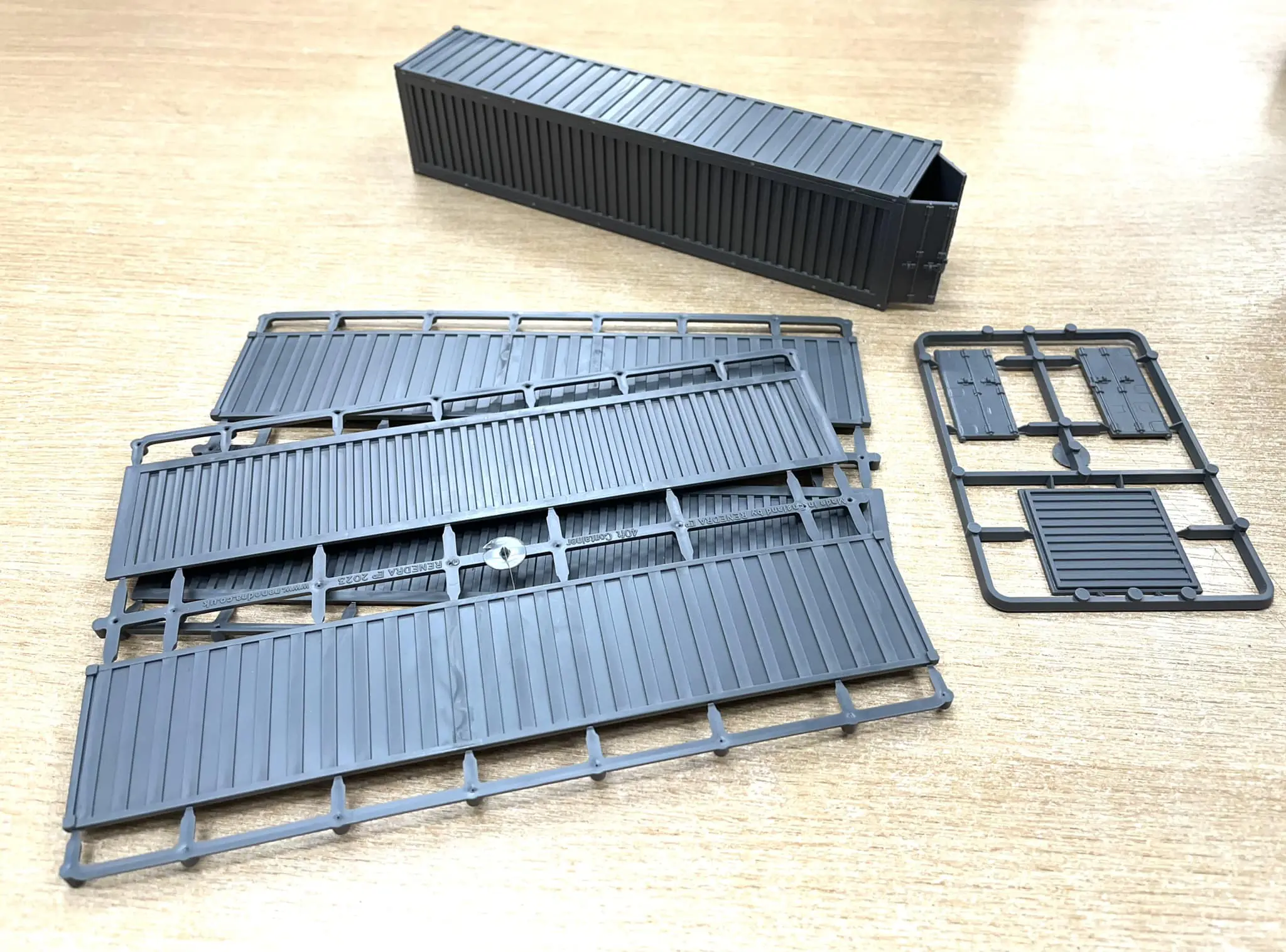 Shipping container (40 FT) & pallets - Image 2