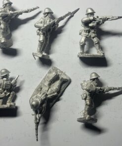 KNIL-INF-06 KNIL Squad 6 European Madsen kneeling (helmet)