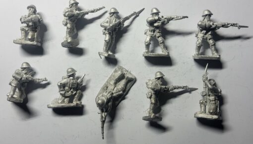 KNIL-INF-06 KNIL Squad 6 European Madsen kneeling (helmet)
