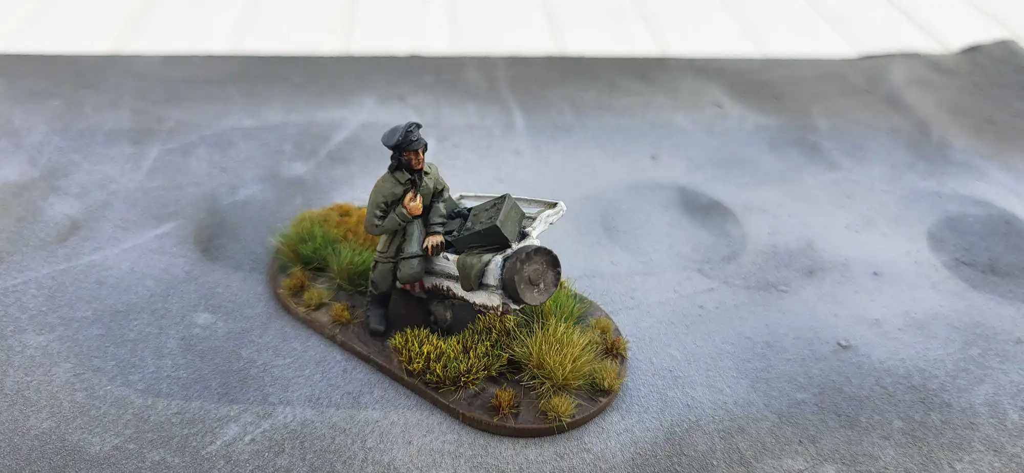 M40FJ-CMD-05 Fallschirmjäger officer with radio set