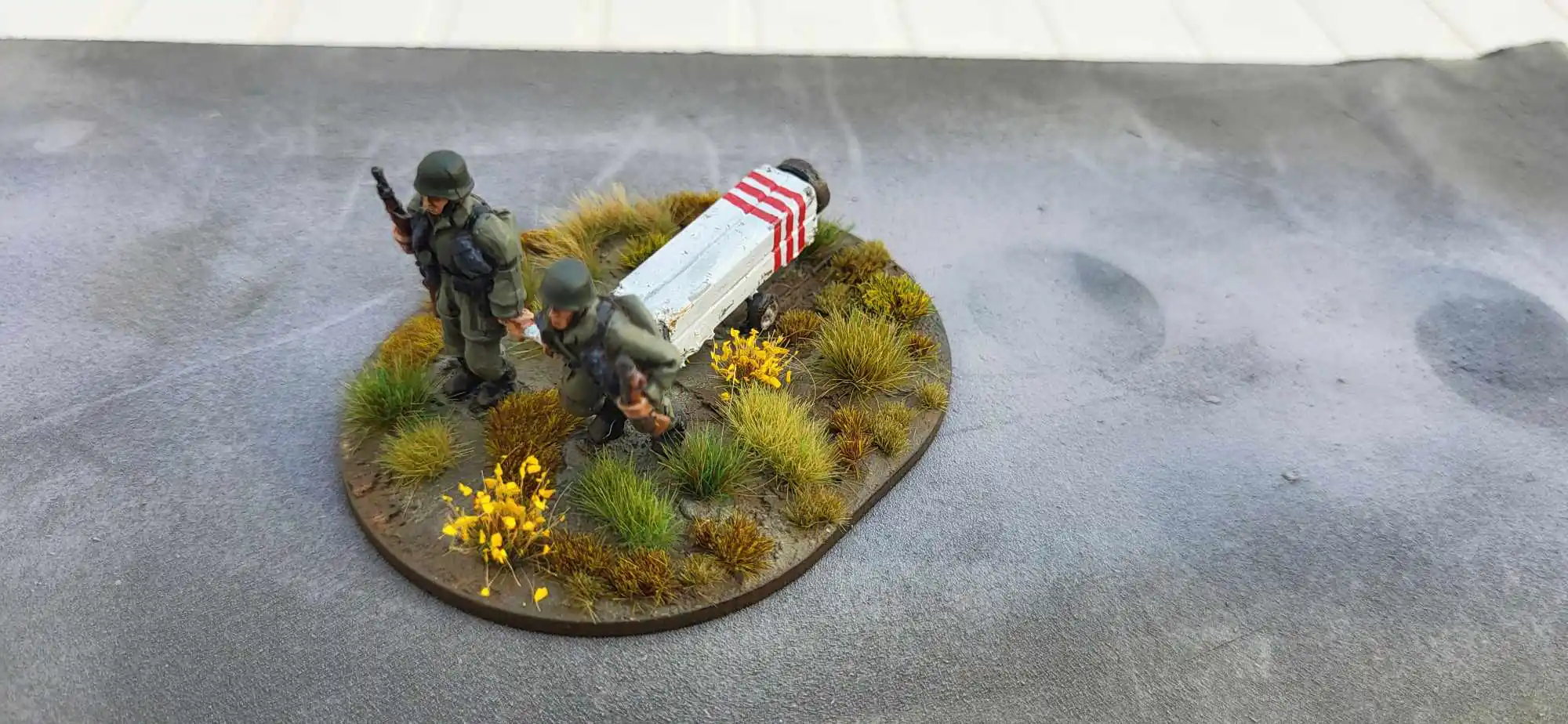 M40FJ-CON-04 Fallschirmjäger pulling container