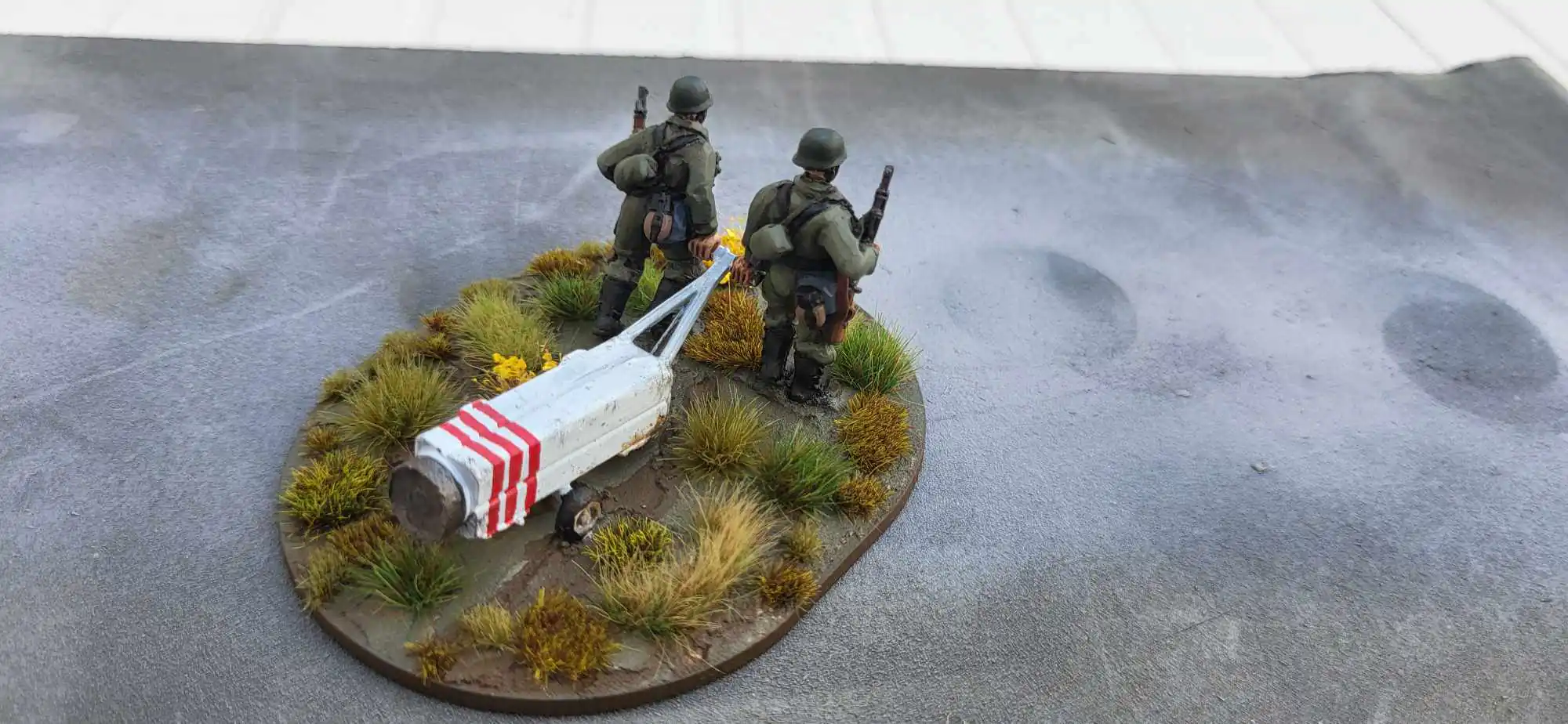 M40FJ-CON-04 Fallschirmjäger pulling container - Image 2