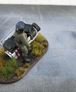 Alternative view of M40FJ-CMD-05 Fallschirmjäger officer with radio set