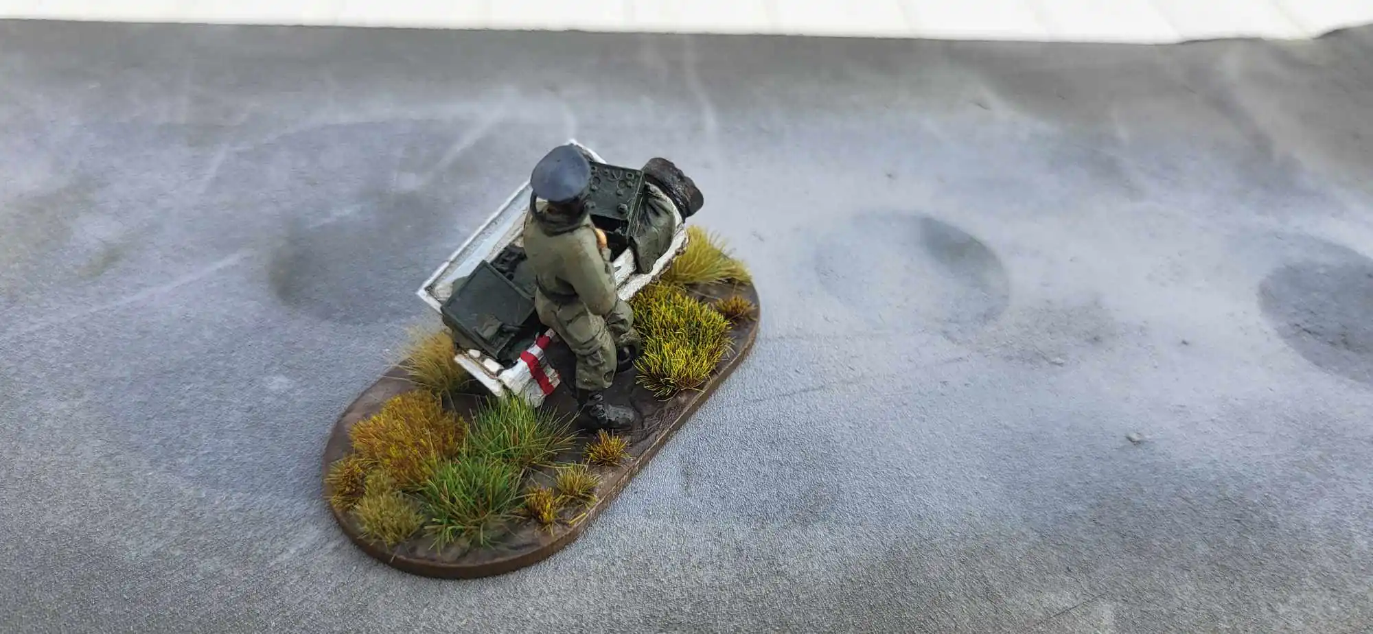M40FJ-CMD-05 Fallschirmjäger officer with radio set - Image 2